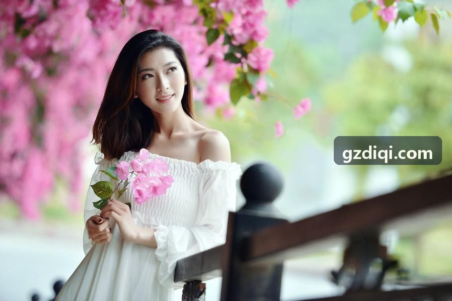 AI法律助手提问区粘贴买卖合同全文的工作台示意
