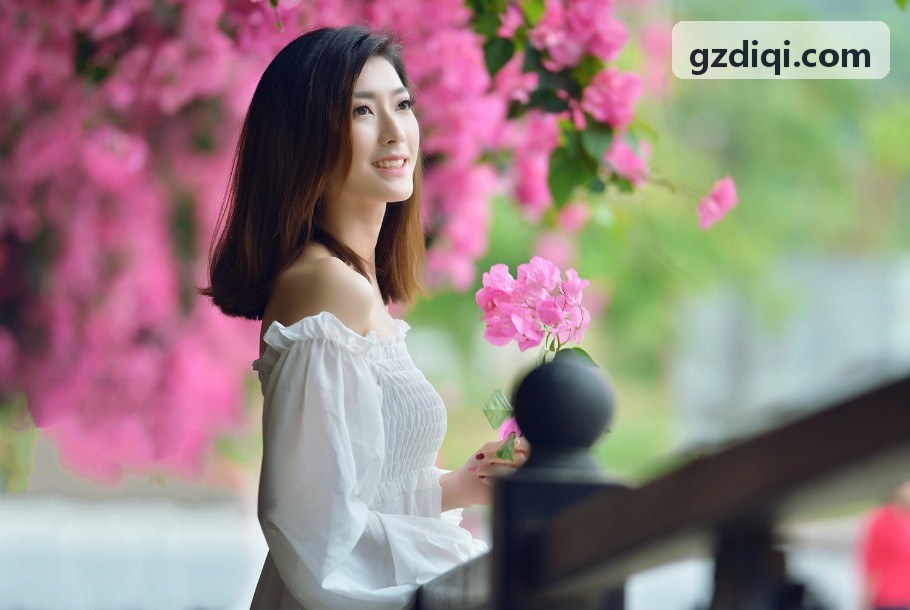 AI法律助手合同条款风险标注界面，字段与条号并列展示